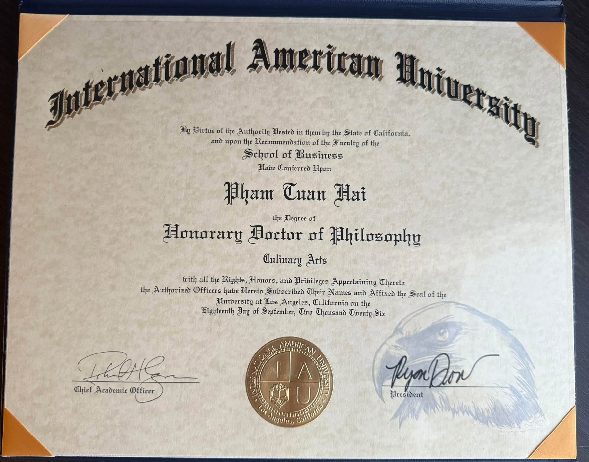 Bằng Tiến sĩ danh dự ngành Nghệ thuật Ẩm thực, được International American University cấp cho Chef Phạm Tuấn Hải. Ảnh: Hi Chef
