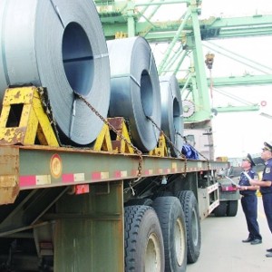 Thép và phôi thép tiếp tục là nhóm hàng xuất khẩu chủ lực, chiếm hơn 73% tổng kim ngạch xuất khẩu của tỉnh Hà Tĩnh. Ảnh: Hải quan Vũng Áng.