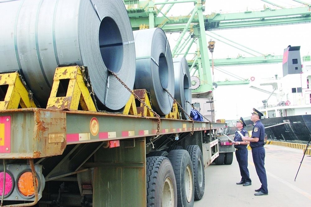Thép và phôi thép tiếp tục là nhóm hàng xuất khẩu chủ lực, chiếm hơn 73% tổng kim ngạch xuất khẩu của tỉnh Hà Tĩnh. Ảnh: Hải quan Vũng Áng.