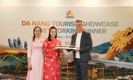 Ms. Nguyen Thi Hoai An (Center) presents a gift to a WSI representative after discussions on regional aviation links. (Photo: Da Nang Tourism Promotion Center)