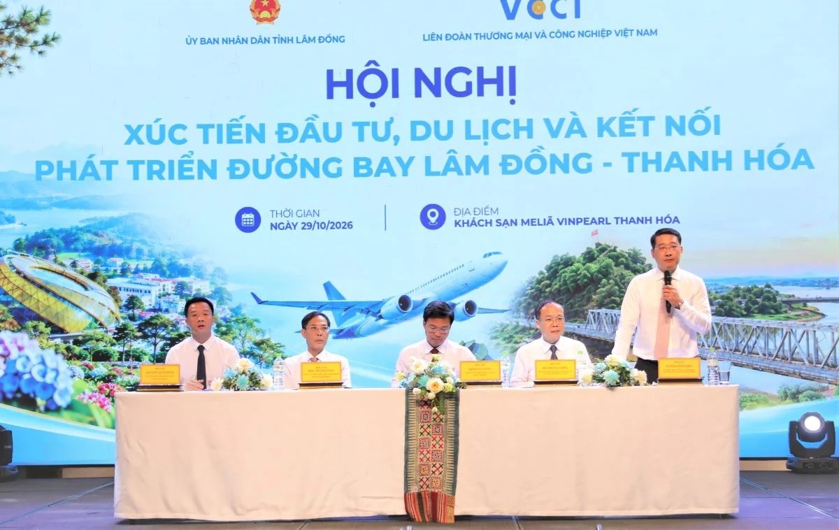 Các đại biểu trao đổi giải pháp thúc đẩy liên kết du lịch giữa hai địa phương. Ảnh: BTC