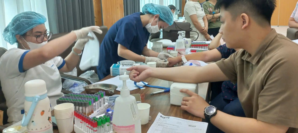 Tổ chức khám sức khỏe cho người lao động tại Hà Nội. Ảnh: Thu Hằng.