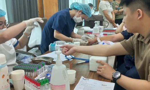 Tổ chức khám sức khỏe cho người lao động tại Hà Nội. Ảnh: Thu Hằng.