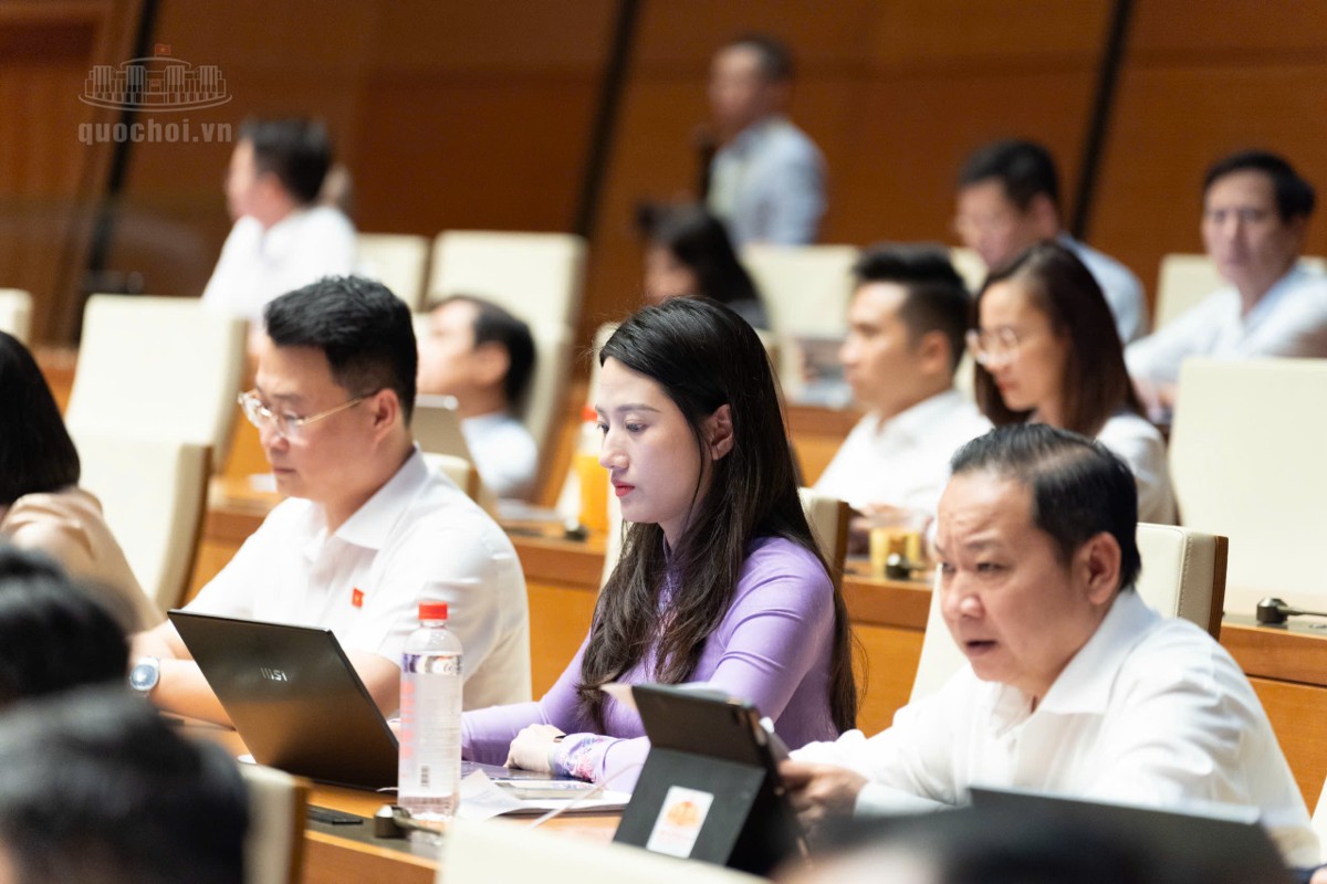 Các đại biểu tham dự phiên thảo luận tại hội trường. Ảnh: quochoi.vn