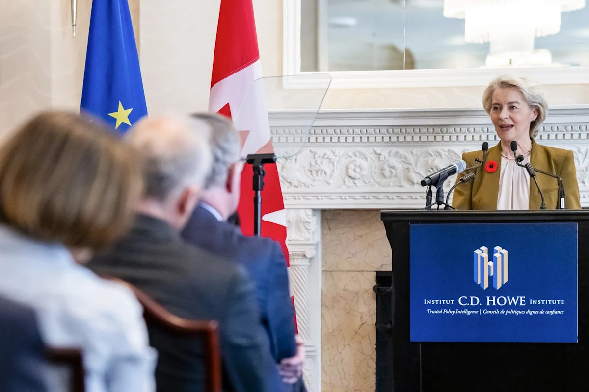 Chủ tịch Ủy ban châu Âu Ursula von der Leyen phát biểu trước thềm hội nghị thượng đỉnh EU - Canada tại Montreal ngày 29/10/2026 - Ảnh: Canadian Press.