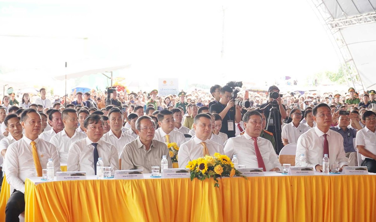 Các đại biểu cùng đông đảo nhân dân tham dự sự kiện. Ảnh: Tiến Nhất