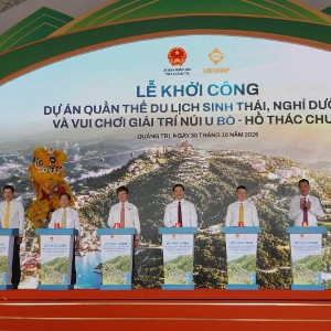 Các đại biểu thực hiện nghi thực khởi công dự án. Ảnh: Tiến Nhất