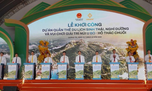 Các đại biểu thực hiện nghi thực khởi công dự án. Ảnh: Tiến Nhất