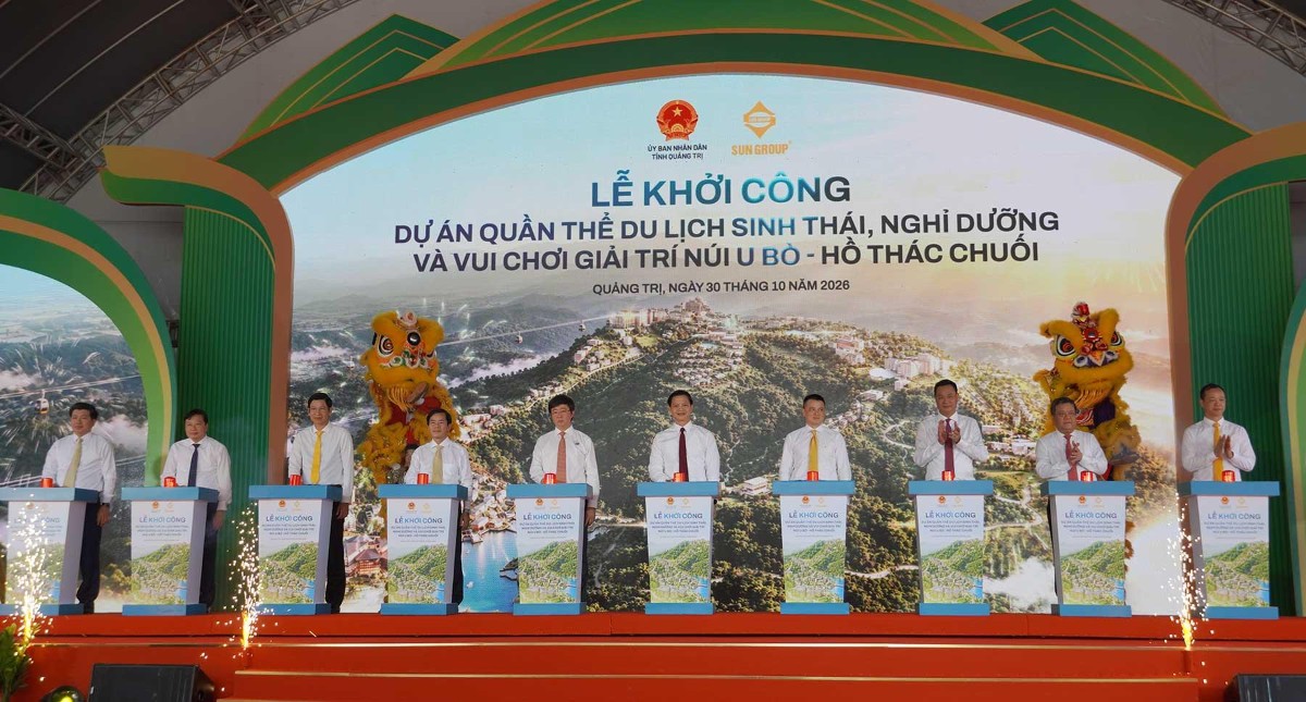 Các đại biểu thực hiện nghi thực khởi công dự án. Ảnh: Tiến Nhất
