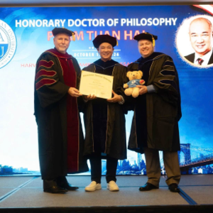Tháng 10/2026, Chef Phạm Tuấn Hải được International American University (IAU), Hoa Kỳ, trao bằng Tiến sĩ danh dự trong lĩnh vực Nghệ thuật Ẩm thực. Ảnh: Hi Chef