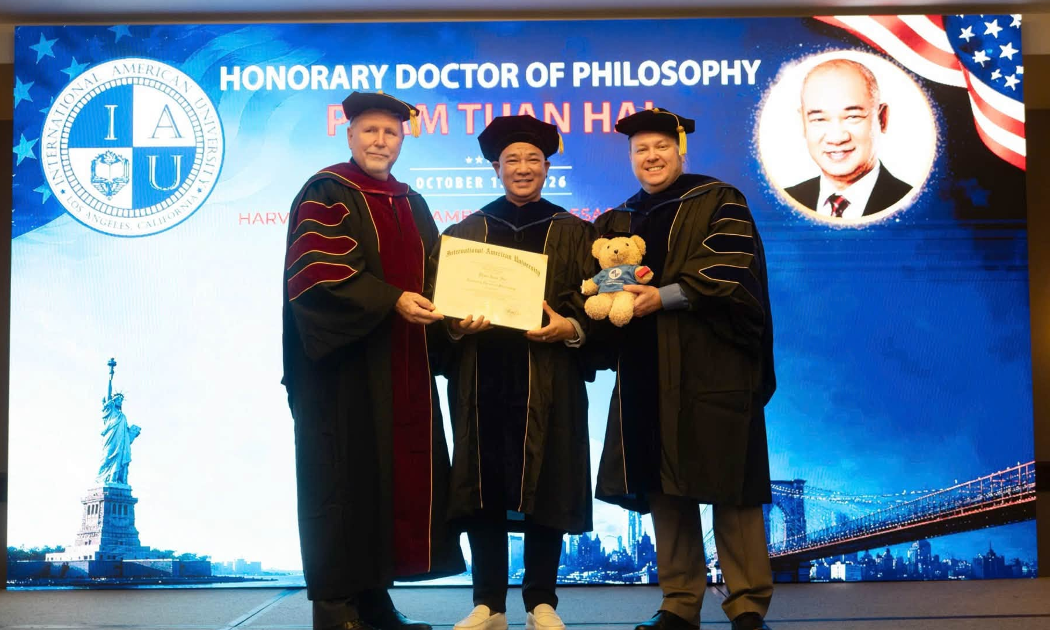 Tháng 10/2026, Chef Phạm Tuấn Hải được International American University (IAU), Hoa Kỳ, trao bằng Tiến sĩ danh dự trong lĩnh vực Nghệ thuật Ẩm thực. Ảnh: Hi Chef