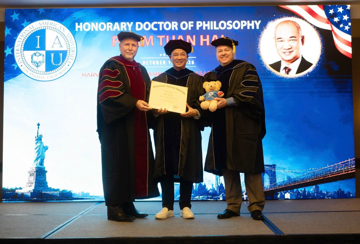 Tháng 10/2026, Chef Phạm Tuấn Hải được International American University (IAU), Hoa Kỳ, trao bằng Tiến sĩ danh dự trong lĩnh vực Nghệ thuật Ẩm thực. Ảnh: Hi Chef
