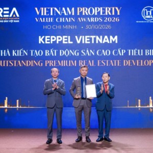 Ông Lim Kay Siong (giữa), Giám đốc Bộ phận Quản lý Vận hành Tài sản, Bộ phận Bất động sản, Keppel Việt Nam, thay mặt Công ty nhận giải thưởng “Nhà kiến tạo Bất động sản Cao cấp Tiêu biểu”.