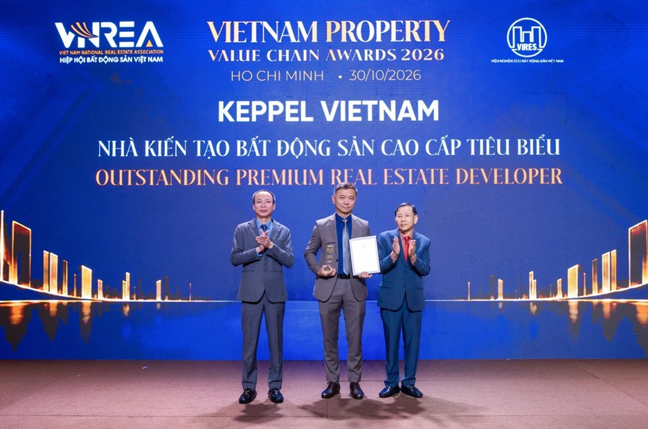 Ông Lim Kay Siong (giữa), Giám đốc Bộ phận Quản lý Vận hành Tài sản, Bộ phận Bất động sản, Keppel Việt Nam, thay mặt Công ty nhận giải thưởng “Nhà kiến tạo Bất động sản Cao cấp Tiêu biểu”.
