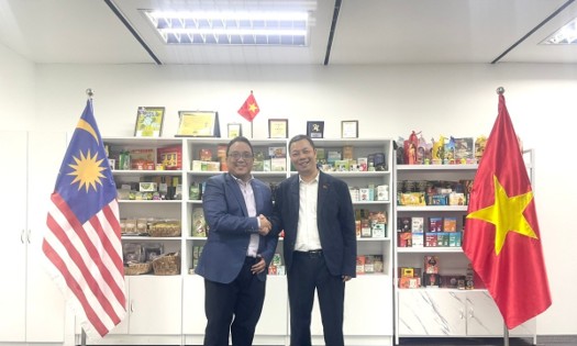 Mr. Ariff Khalid, Director of Business Development of Aska Jitu Enterprise (left), and Mr. Phung Van Thanh, Commercial Counselor at the Vietnamese Trade Office in Malaysia. (Photo: the Vietnamese Trade Office in Malaysia)