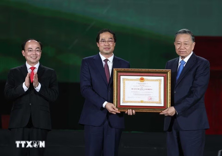 Tổng Bí thư, Chủ tịch nước Tô Lâm trao tặng Huân chương Lao động hạng Nhất tặng Đảng bộ, chính quyền và nhân dân tỉnh Thái Nguyên. Ảnh: TTXVN.