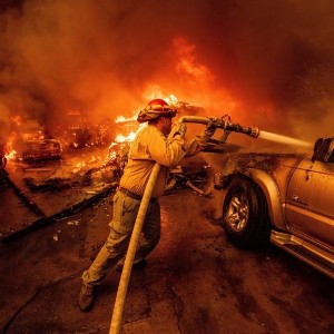 Một lính cứu hỏa chiến đấu với đám cháy Eaton tại Altadena, bang California, Mỹ. Ảnh: AP Photo/Ethan Swope.