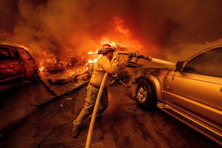 Một lính cứu hỏa chiến đấu với đám cháy Eaton tại Altadena, bang California, Mỹ. Ảnh: AP Photo/Ethan Swope.