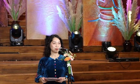 Bà Nguyễn Thị Hội An, Phó Giám đốc Sở Văn hóa, Thể thao và Du lịch thành phố Đà Nẵng, phát biểu khai mạc sự kiện. Ảnh Ngô Anh Văn