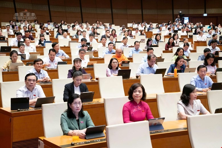 Các ĐBQH tham dự phiên họp. Ảnh: quochoi.vn